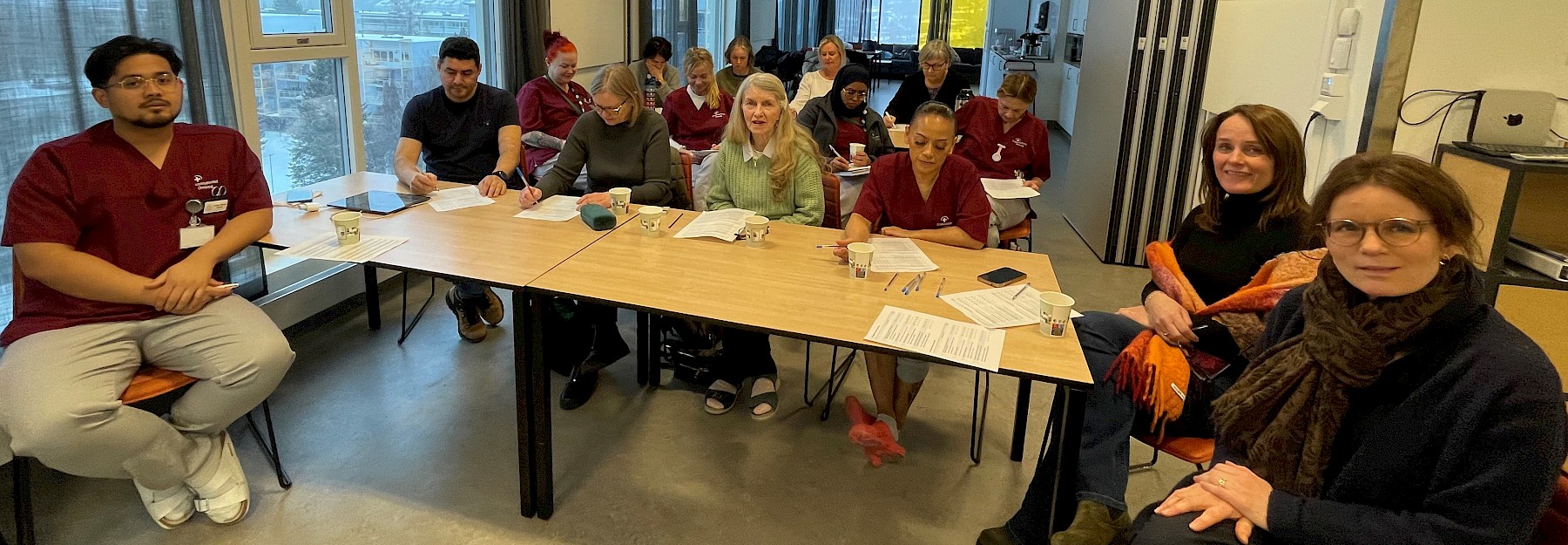 Deltakerne og kursleder Hilde Frøkedal, til høyre i bildet, hadde første kurssamling i februar.