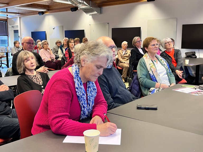 Medlemmer av Diakonhjemmets pensjonistgruppe høre på foredrag om demens i februar.