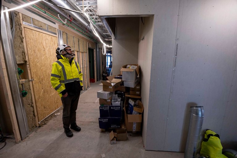 VENTEBENK: – Her på hjørnet har vi tegnet inn en liten benk med himling over. Tanken er at det kan være en «ventebenk» for en beboer som venter på at datteren eller sønnen skal komme på besøk. En liten detalj, men viktig for helheten, sier Sverre Svendsen.
