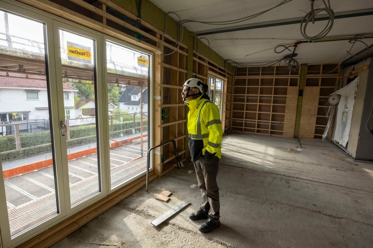 LYS: – Her ser du at vinduene går helt ned til gulvet og dermed så reflekteres dagslyset fra gulvet og gir mer lys i rommet. Samtidig gjør det at du kan ligge i sengen og se helt ned på bakken., forklarer Svendsen.