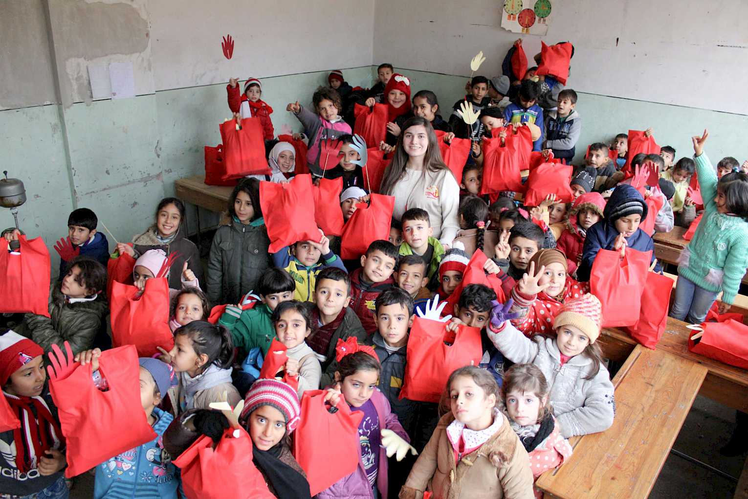 På Ahmad Zaino skolen i Aleppo har elevene fått undervisning i hygiene, og en pose med hygieneartikler til å ta med hjem. Foto: Kirkens Nødhjelp