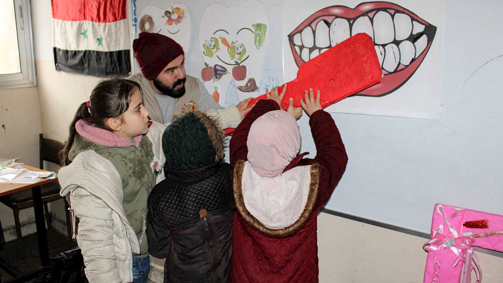 Slik underviser de i tannpuss ved Abu Ayoub al Ansari skolen. Foto: Kirkens Nødhjelp