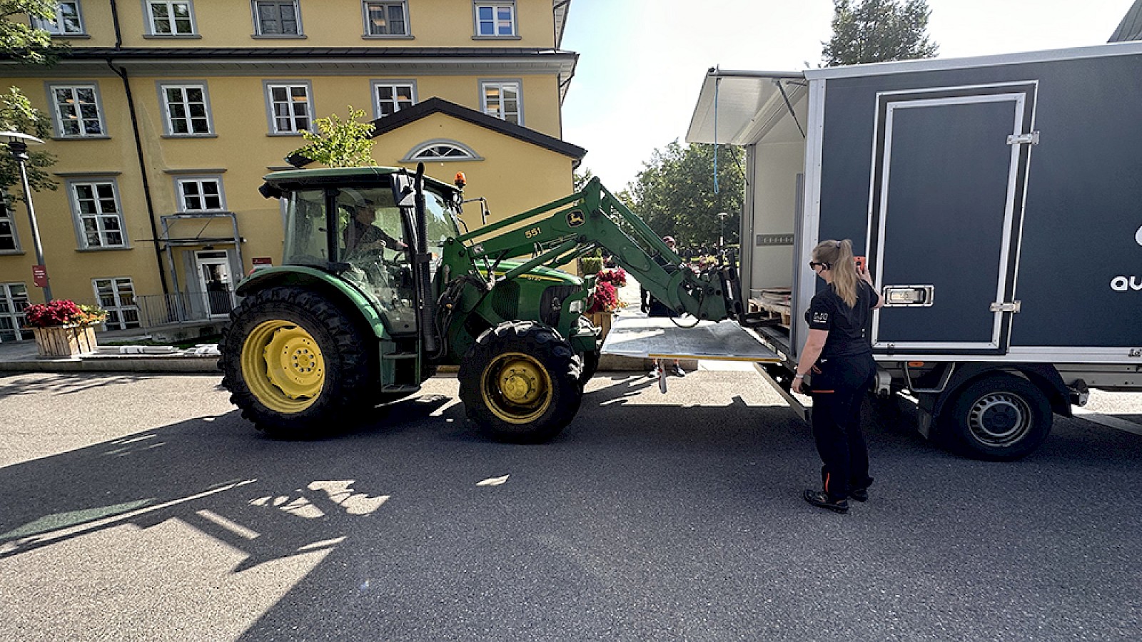Utstillingen ankommer Diakonhjemmet og VID i Oslo. Traktor må til for å få den store pallen ut av lastebilen.