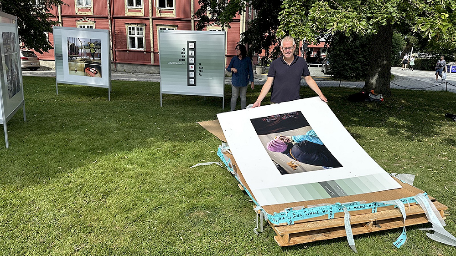Håvard Bjelland, en av fotografene, gjør klart for montering av plansjene med bilder.