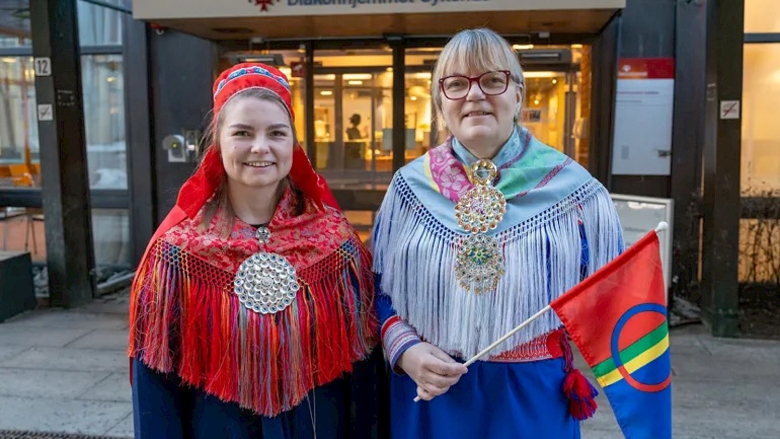 Ina Cathrin Dybvik og Ellen Anne Hætta utenfor Diakonhjemmet sykehus